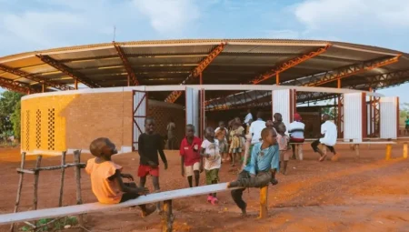 Bidi Bidi Sahne Sanatları Merkezi: Uganda’daki En Büyük Mülteci Kampında Umut Işığı Oluyor